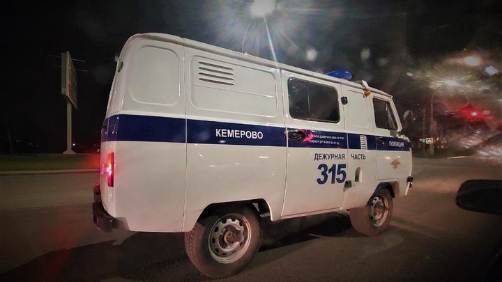 В Кемерове с дерева сняли тело мужчины