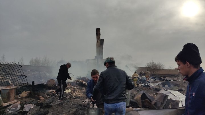 Многодетная мама потеряла дом во время пожара в Борзе