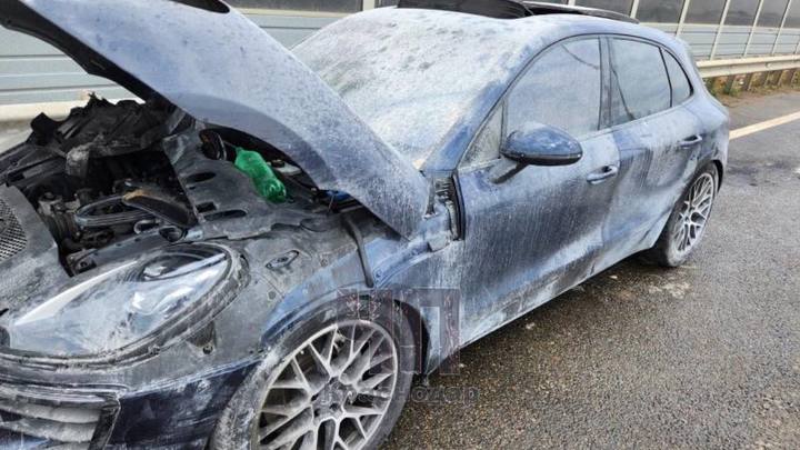 Сотрудник СТО выгнал Porsche клиентки на трассу и устроил пожар – элитное авто выгорело полностью