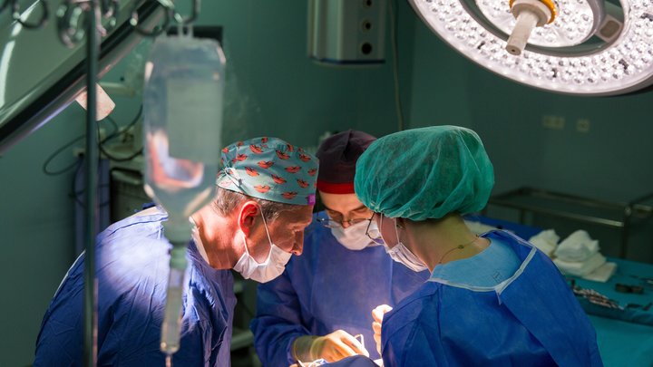 Счёт на миллион выставили сразу после смерти: Клиника обязывает сестер платить за операцию, после которой их мать умерла