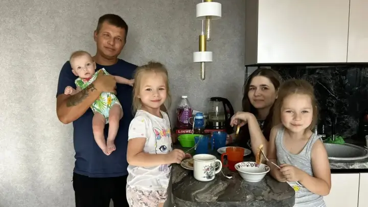 Многодетную семью из Саратова пожар оставил без дома. Но отец не стал унывать
