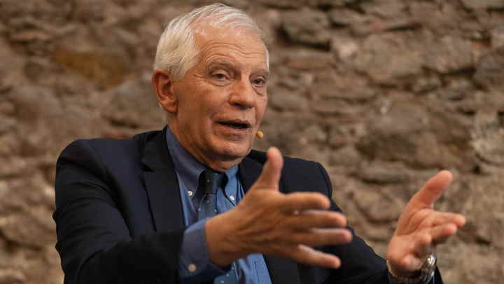 Докажите хотя бы словами: Захарова отчитала Борреля за защиту журналистов на Западе