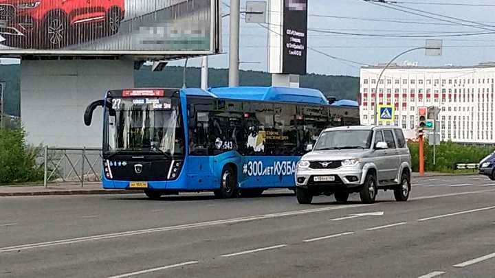 Пляшущий на остановке автобус развеселил кемеровчан