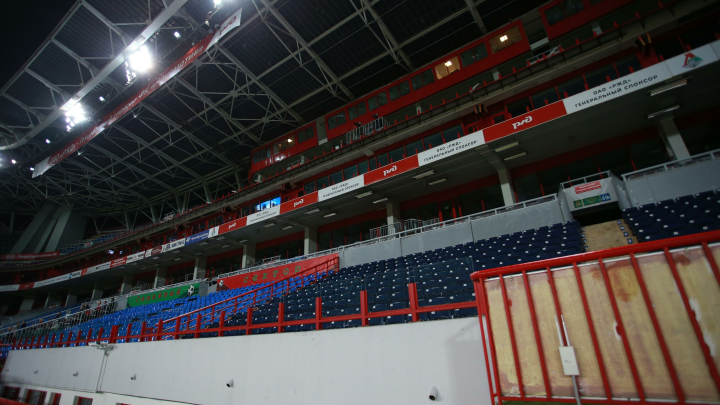 Русских журналистов на Аляске загонят на стадион: США решили вспомнить времена COVID-19