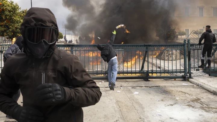 Революция Z стёрла власть в порошок: Премьер Непала ушел с поста, министра финансов избит. Молодёжь громит улицы