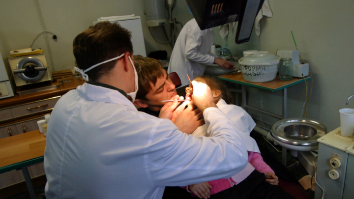 Как грудное молоко влияет на зубы ребёнка? Необычные причины кариеса от стоматолога