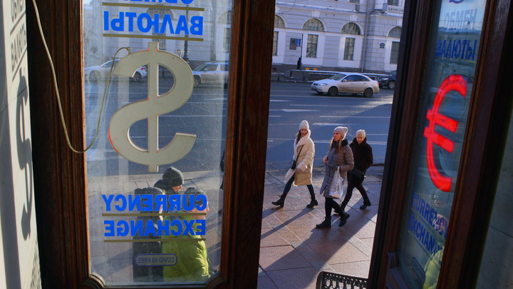 Экономист предупредила самарцев об опасности покупки долларов