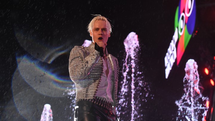 Ещё одну девушку вынесли на руках без сознания после концерта певца SHAMAN