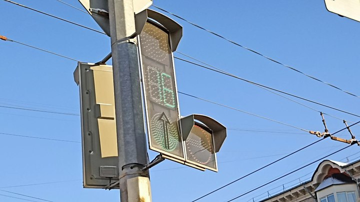 Светофор на оживленном проспекте перестал работать в Кемерове