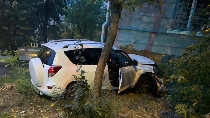 Мигрант на угнанной Toyota Rav4 врезался в дом, удирая от погони в Екатеринбурге