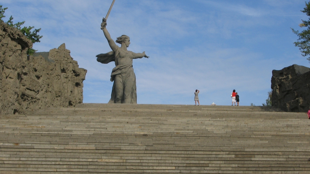 Осквернение памятников волгоград. Мамаев курган волгоград. памятники волгограда. памятники и скульптуры.