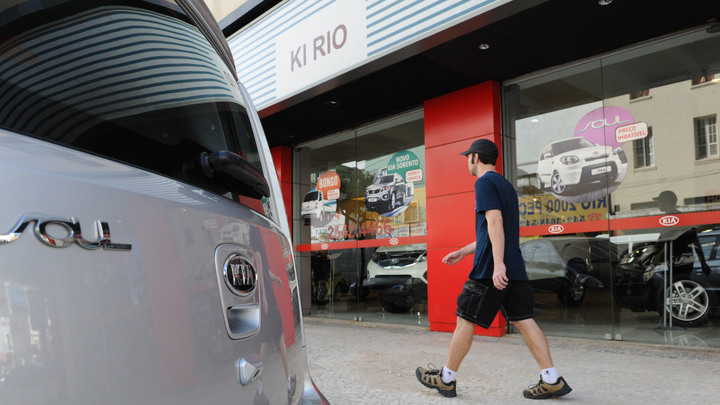 Седан Rio в новом дизайне вытянулся и стал рельефнее: Kia представила фото