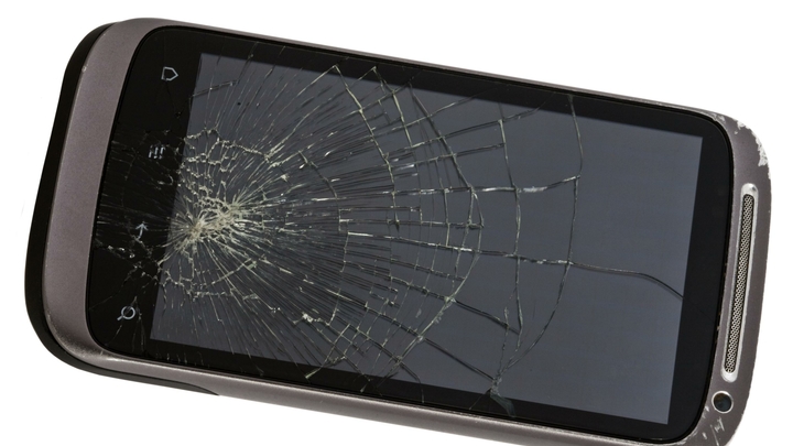 Что делать, если треснул смартфон: Эксперт рассказал, как обманывают при ремонте