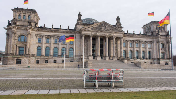 Украинец поднял 9 Мая русский флаг над зданием рейхстага, посрамив службу безопасности здания