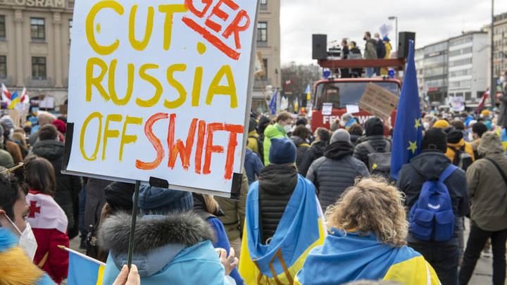 Помогают побеждать Украину: Евросоюз и G7 готовят санкции против банков с аналогом SWIFT