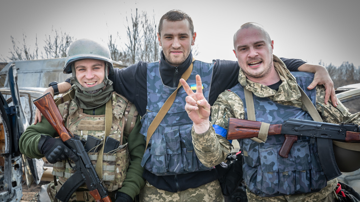 Бежим как слепой лось: Журналист нашёл на базе Азова* неожиданный артефакт