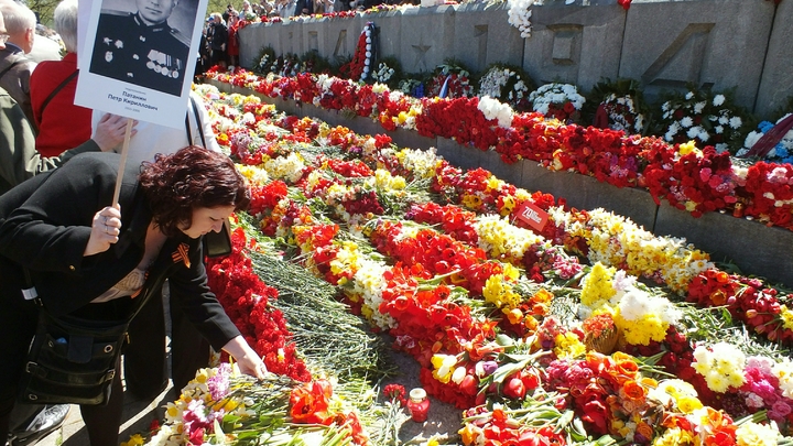 Застрели меня здесь: Дед преподал властям Латвии урок истинного мужества. Те ответили уголовщиной