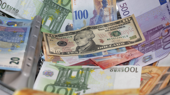 Сбежать с деньгами за границу станет сложнее? ЦБ могут позволить запрещать выезд банкирам