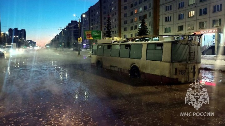 В Челябинске затопило Комсомольский проспект из-за коммунальной аварии