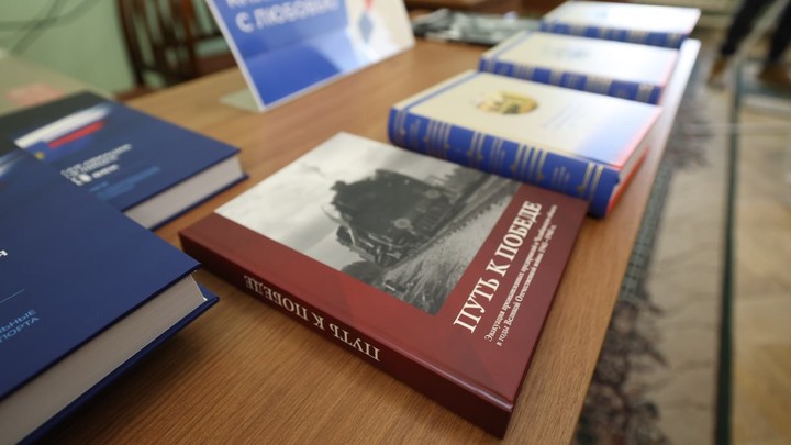 Алексей Текслер преподнёс Публичной библиотеке в Челябинске ценный подарок