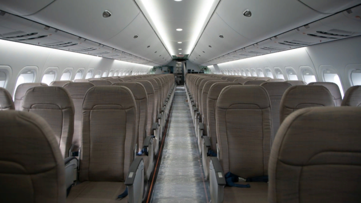 Пассажиры попали в ловушку без кондиционеров: На задержанном рейсе в Петропавловск есть младенцы