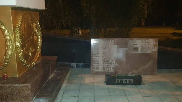 В деревне под Красногорском неизвестный осквернил памятник павшим воинам и испортил венки