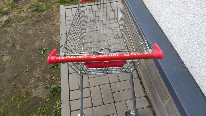 Неадекватный посетитель разгромил сетевой магазин в Екатеринбурге и напал на очевидцев