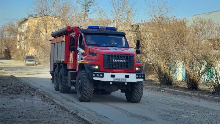 Припаркованная иномарка сгорела ночью в кемеровской Лесной Поляне