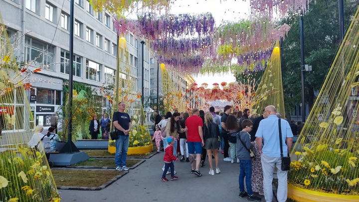 В Новосибирске начали демонтировать цветочные украшения с улицы Ленина