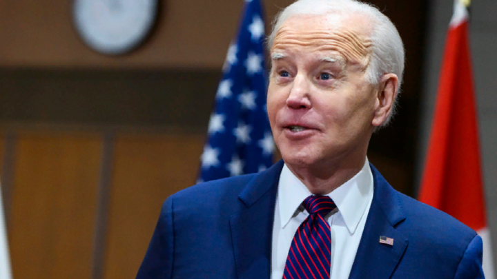 Байден внезапно зааплодировал Китаю. Зрители захохотали