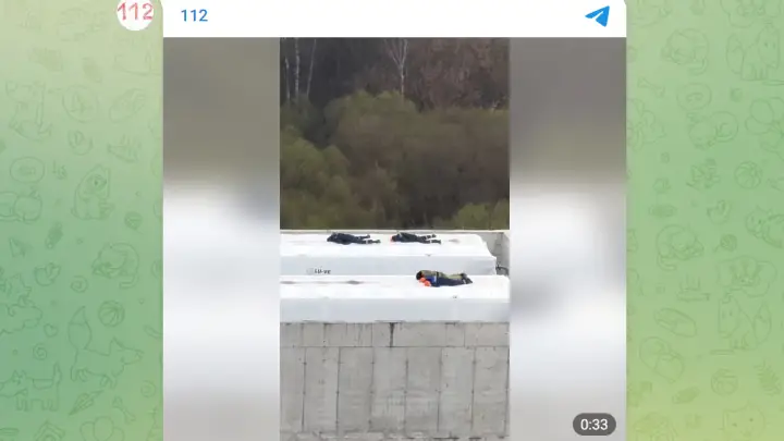 Затаившиеся на крыше московской стройки мигранты попали на видео