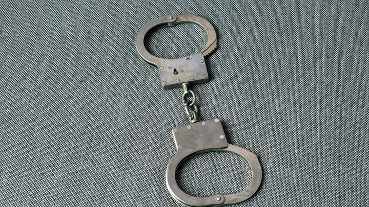 Вывели из колонии в наручниках: Задержан подозреваемый в пытках заключенного в Ярославле