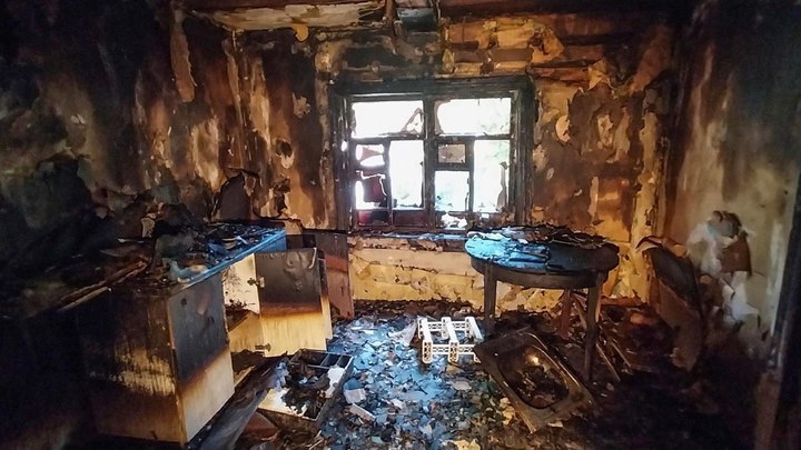 Под Архангельском загорелась деревянная заброшка