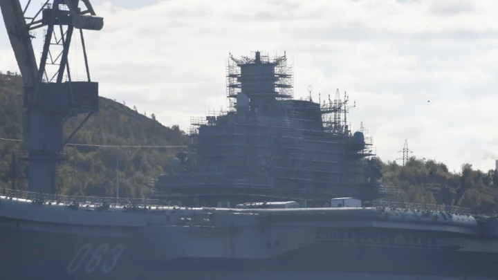 Единственный русский авианосец могут отправить на металлолом: Ремонт Адмирала Кузнецова остановлен