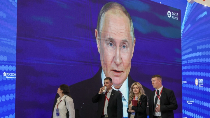 Президент России Владимир Путин призвал Киев признать итоги референдумов на Донбассе и в Новороссии