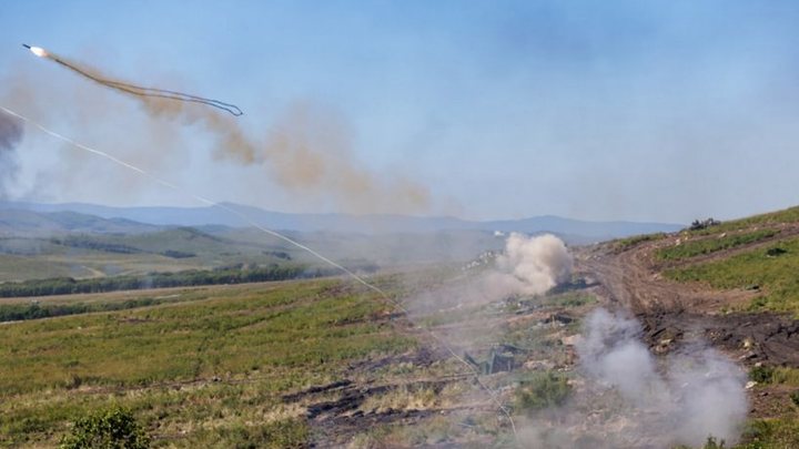 Установка разминирования Метеорит расчищает дорогу русским десантникам под Кременной