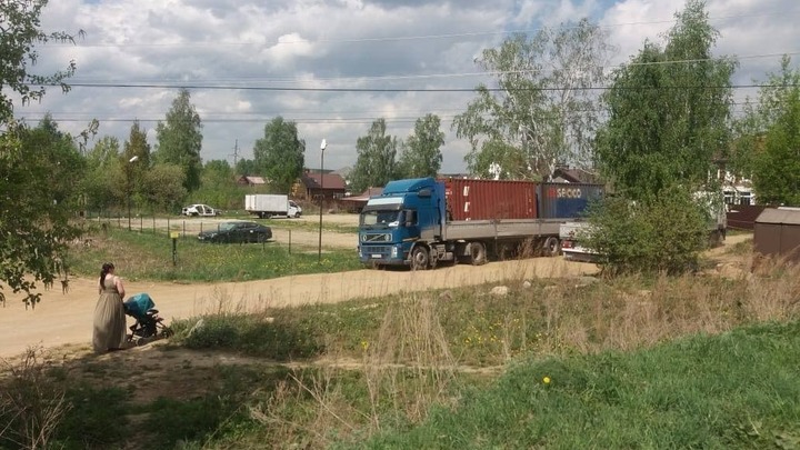 Мамы с детьми вышли останавливать самосвал на строительстве глэмпинга в Екатеринбурге