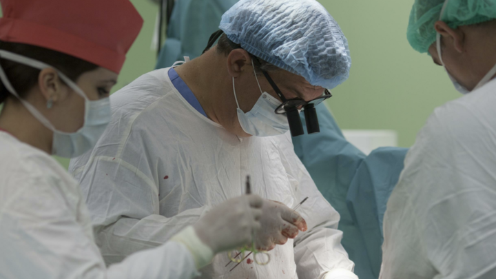 Хирург Курманбаев вырезал сердце из плоти пациента. Открытку опубликовал в Инстаграме*