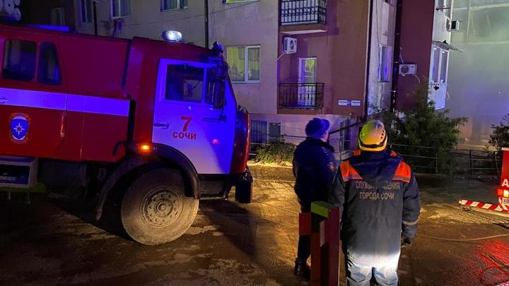 В Сочи восемь жильцов дома, где ночью сгорели квартиры, размещены в ПВР
