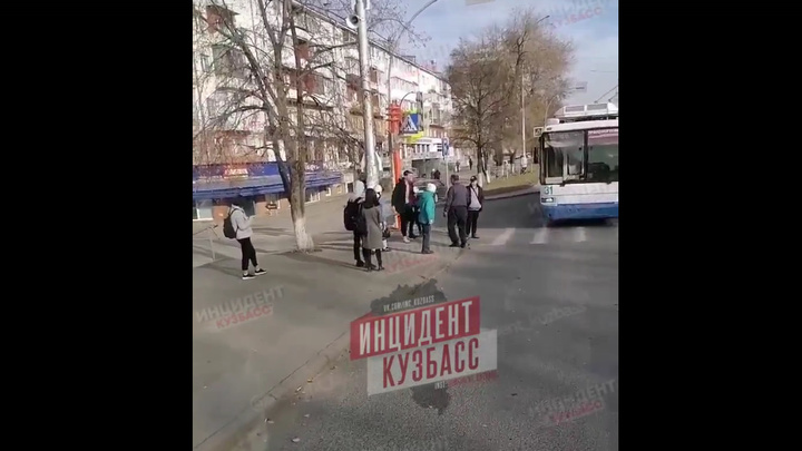 Соцсети: водитель кемеровской маршрутки кинулся на студента-безбилетника