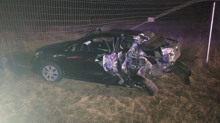 Под Пластуновской грузовик опрокинулся на стоящую на обочине иномарку