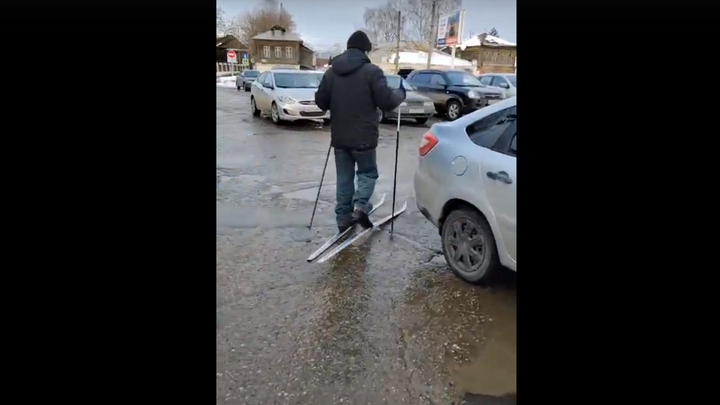 Появилось видео, на котором житель Иванова едет на лыжах с палками по асфальту
