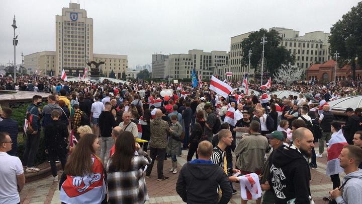 Тысячи протестующих на площади в Минске - лозунги против советских хитов. Прямая трансляция