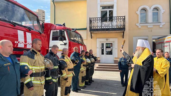 Новые пожарные автоцистерны МЧС освятили в Новосибирске