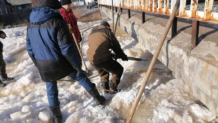 В Чите организовали работу по отводу грунтовых вод от домов выпилкой льда