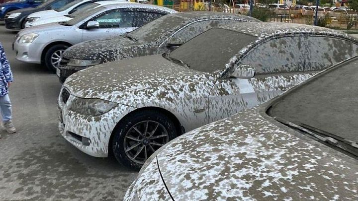 В Краснодаре дождь из бетона залил машины на парковке у строящегося ЖК