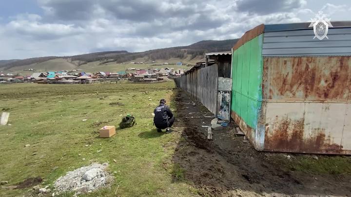 Тащил на пустырь за волосы: в Республике Алтай ревнивец до смерти избил свою подругу