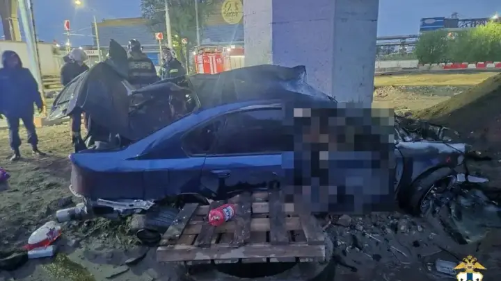 Автомобиль врезался в опору четвёртого моста в Новосибирске
