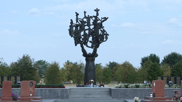 21 год трагедии в Беслане: Люди несут цветы и зажигают свечи у портретов погибших детей