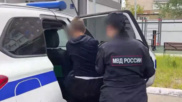 Звонко смеялась в суде: влюблённую в маньяка школьницу отправили в СИЗО